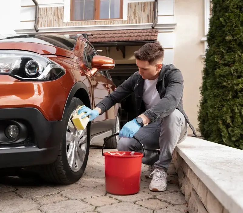 Lavage auto à domicile Silvareccio : professionnel intervenant sur un véhicule